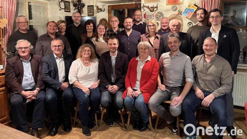 Mit diesen Stadtratskandidaten geht die Wählergruppe Nabburger Land in die Kommunalwahl. Sitzend, von links: Franz von Beckedorff, Johann Kreckl, Karin Raab, Johann Kleber, Ernestine Gietl, Florian Kleierl, Matthias Raab. Stehend, von links: Georg Gresser, Josef Biller, Monika Bäuml, Franz Dotzler, Monika Pürzer, Daniela Schönberger, Georg Flierl, Dominik Walz, Johann Graf, Sandra Sebald, Jürgen Eichhammer, Willibald Stöckl, Michael Gietl, Stefan Breitschaft. Bild: Johann Kreckl