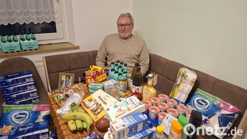 Seit 16 Jahren versorgt Reinhard Hübner Senioren und Menschen mit körperlicher Einschränkung für die "Kleine Städtische Hilfe" mit dem Nötigsten. Auf seinem Küchentisch liegen die Einkäufe, die er am nächsten Tag an seine Kunden ausliefert. Bild: prh