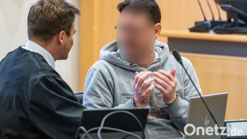 Für den Mord an seinem Onkel ist ein Mann vor dem Landgericht Regensburg zu lebenslanger Haft verurteilt worden. (Archivbild) Bild: Armin Weigel/dpa