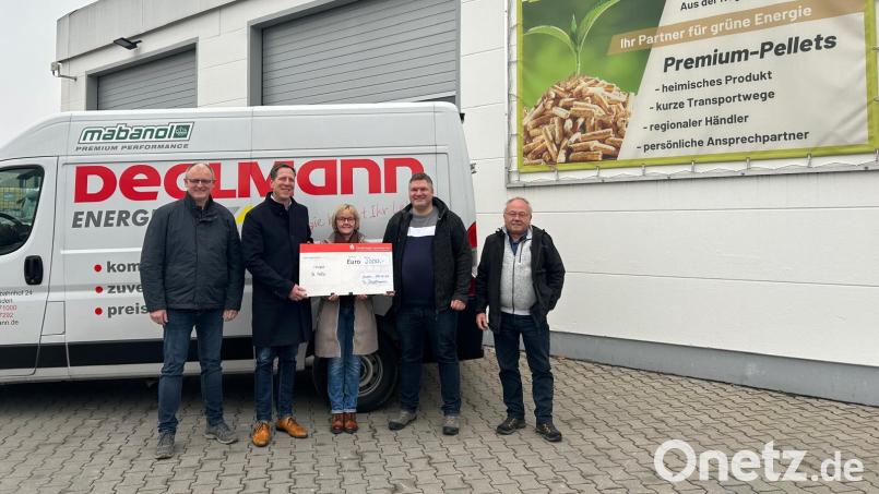 Alfred Stich, Roland Braun, Susanne Wagner vom Hospiz, Thomas Lopatta und Karl Ruhland bei der Spendenübergabe an das Hospiz Sankt Felix in Neustadt/WN. Bild: Philipp Schraml