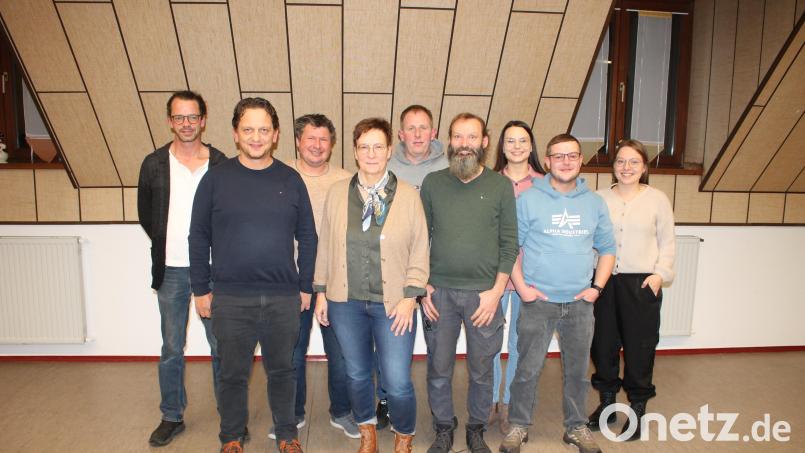 Mit einem bunt gemischten Team tritt die Freie Wählergemeinschaft für die Gemeinde Trabitz zur Gemeinderatswahl an. Mit dabei die drei amtierenden Gemeinderäte Andreas Walter, Barbara Heser und Konrad Dippel (Zweiter, Vierte und Sechster von links). Bild: Piegsa