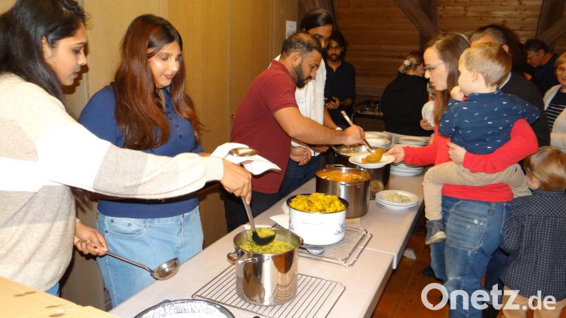 Die Besucher hatten die Möglichkeit, nach eigenem Geschmack, ihr Menü auszuwählen, wobei sie von den indischen Helfern bedient wurden. Bild: no
