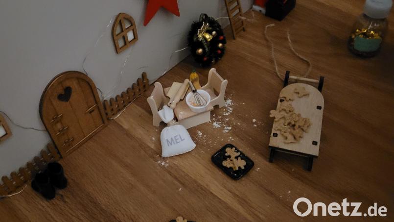 In der Wichtel-Bäckerei: Lumi und Floki haben nachts klitzekleine Plätzchen gebacken und sie vor ihrer Haustüre stehen gelassen. Bild: Thomas Heibl