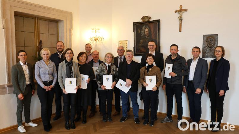 Landrat Andreas Meier (dritter von links) ehrte langjährige Mitarbeitende im Landratsamt Neustadt an der Waldnaab. Bild: Landratsamt Neustadt a.d.Waldnaab / Marcel Weidner