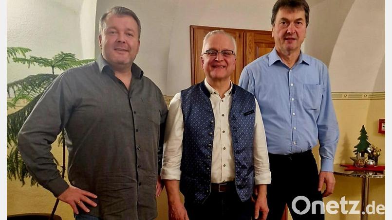 Hans Dill (Mitte) mit den geehrten Mitarbeitern Reinhard Schmeller (rechts) und Marcus Hain (links). Bild: Dill Knopffabrik