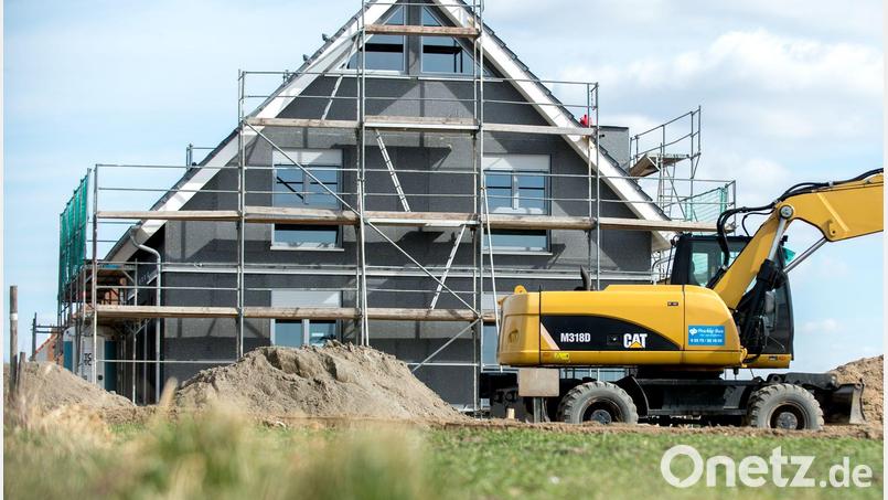 Fördermittel gibt es für Häuser mit bestimmtem Energiestandard und umweltfreundlicher Heizung. (Illustration) Bild: Hauke-Christian Dittrich/dpa/dpa-tmn