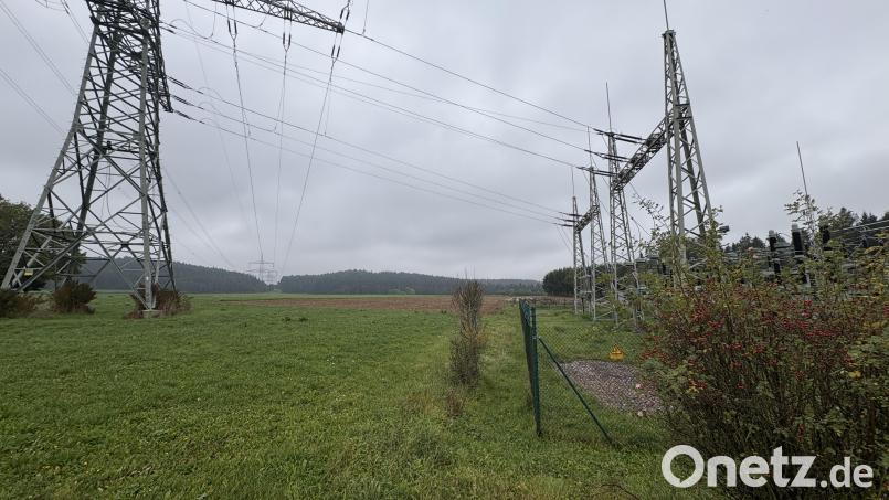 Hinter dem Umspannwerk soll ein Solarpark entstehen – jetzt nicht mehr einsehbar von den benachbarten Ortschaften. Bild: ge