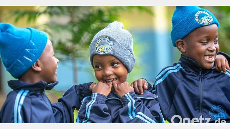 Spender können über das Hilfsprojekt Feuerkinder die Schule mit 400 Euro jährlich pro Schüler unterstützen. Damit werden Mahlzeiten, Unterrichtsmaterial sowie die Schulkleidung finanziert. Bild: Projekt Feuerkinder/Frank Medarakini