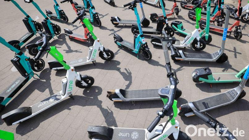 E-Scooter spalten die Gemüter: Die einen nervt es, dass sie auf dem Gehweg herumstehen – die anderen finden sie ungemein praktisch, um schnell voranzukommen. Symbolbild: Christian Charisius/dpa/dpa-tmn