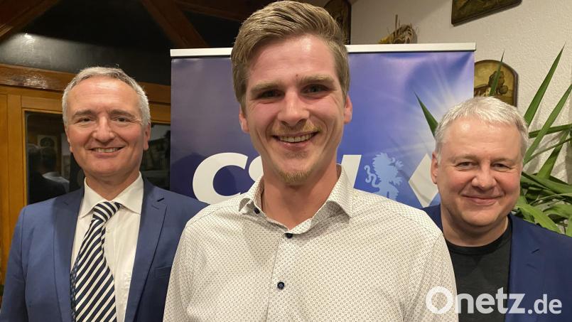 Landrat Richard Reisinger (rechts) und MdL Dr. Harald Schwartz (links) beglückwünschten Martin Fleischmann zur Kandidatur. Bild: gsp
