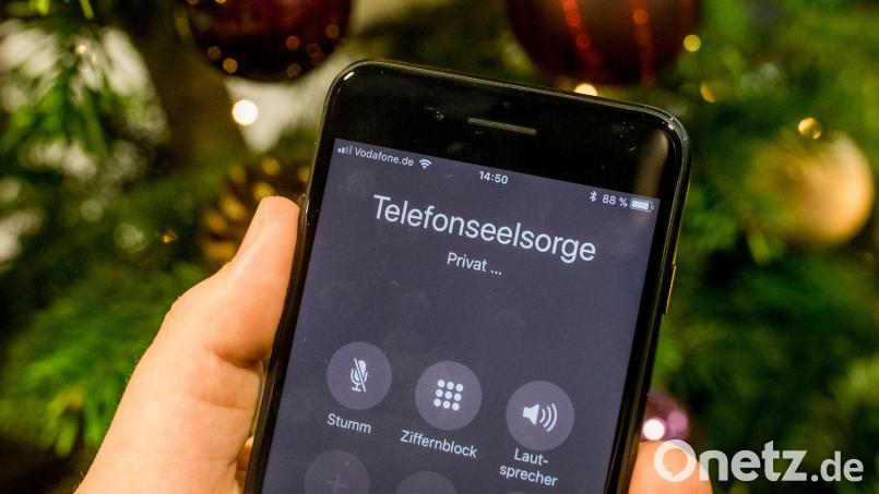 Vor allem in der Weihnachtszeit fühlen sich viele Menschen einsam. Ein offenes Ohr dafür haben die Berater der Telefonseesorge. Symbolbild: Michael Kappeler/dpa