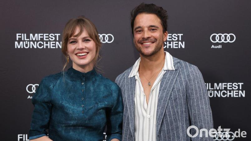 Auch für Alicia von Rittberg und Kostja Ullmann ist „Dinner for One“ eine Tradition. (Archivbild) Bild: Karl-Josef Hildenbrand/dpa