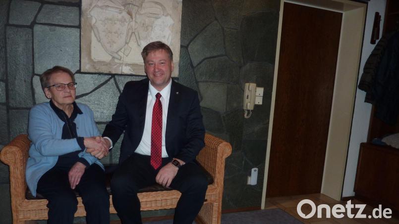 Maria Römer feiert 80. Geburtstag. Kastls Bürgermeister Stefan Braun gratuliert. Bild: Stefan Braun