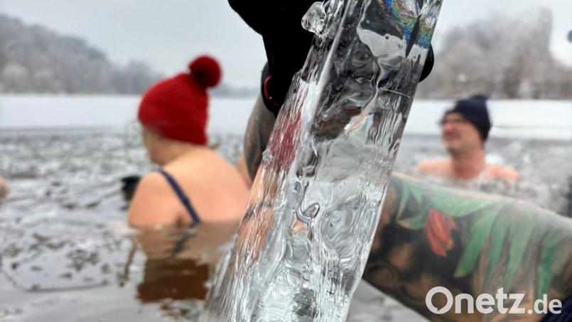 Eine dicke Eisschicht auf dem Rußweiher hält die Kaltbader nicht von ihrem Hobby ab. Bild: Ramona Neitz privat