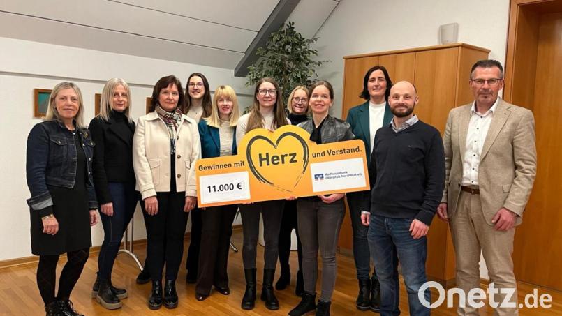 Vorstandssprecher Joachim Geyer (rechts) überreichte Spenden an die Schulleiter. Bild: Gabriele Farnbauer