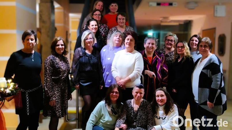 Die geehrten Mitarbeiterinnen und Mitarbeiter mit Geschäftsführerin Michaela Mösbauer (Fünfte von rechts), Einrichtungsleitung Sonja Horn (Vierte von rechts) und Pflegedienstleitung Hannelore Rückerl (Zweite von links). Bild: Michaela Mösbauer