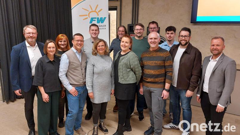 Die Königsteiner Marktratskandidaten der Freien Wählergemeinschaft sind voller Tatendrang, Landratskandidat Stefan Kroher (2.v.r.) und MdL Bernhard Heinisch (r.) unterstützen sie dabei. Bild: mfh