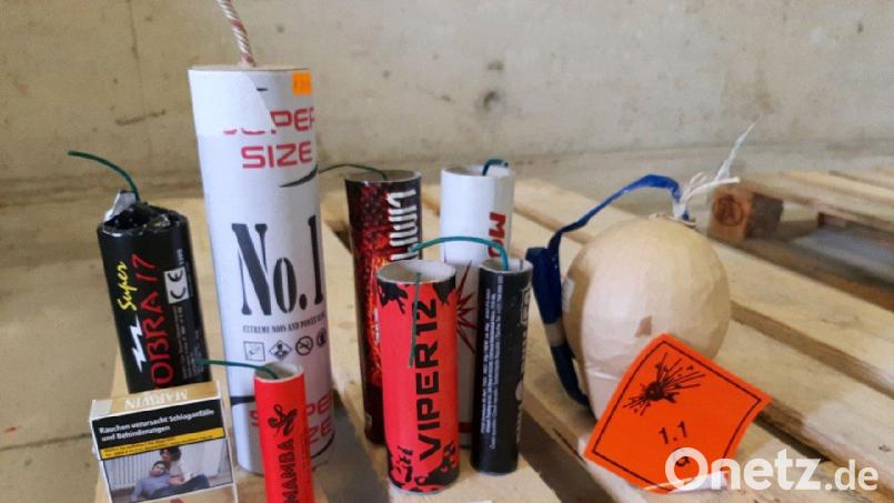 Der Zoll warnt vor dem Import von Feuerwerkskörpern. Das Bild zeigt sichergestellte Pyrotechnik. Vergangenes Jahr wurden sieben Tonnen aus dem Verkehr gezogen. Bild: Hauptzollamt Regensburg