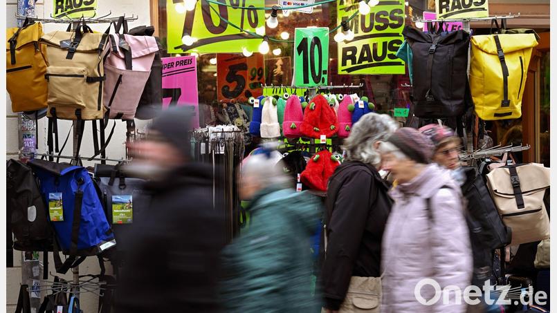 Sparen und auf größere Anschaffungen verzichten, das ist zurzeit das Credo der Verbraucherinnen und Verbraucher. (Archivbild) Bild: Soeren Stache/dpa/ZB