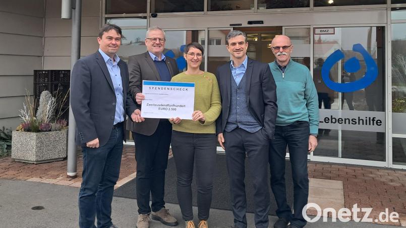 Vertreter der Flachglas Wernberg spenden 2500 Euro an die Schwandorfer Wohnstätten der Lebenshilfe. Bild: Schwandorfer Wohnstätten gGmbH