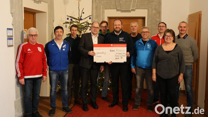 Die Vereinigten Sparkassen unterstützen in diesem Jahr Sportvereine im Landkreis Neustadt/WN mit 4.500 Euro. Bild: Landratsamt Neustadt a.d.Waldnaab / Marcel Weidner
