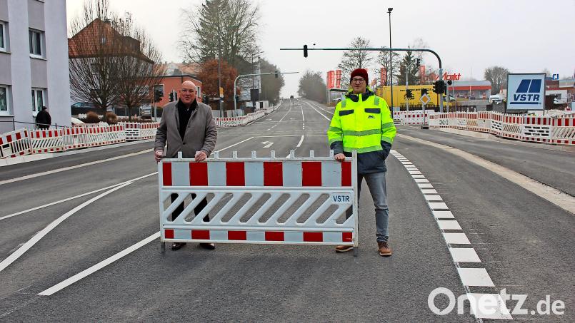 Autofahrer haben wieder freie Fahrt, die Waldershofer Straße ist geöffnet - zumindest während des Winters. Ganz zur Freude von Oberbürgermeister Oliver Weigel (links) und Maximilian Weismeier, Sachgebietsleiter Tiefbau der Stadt Marktredwitz. Bild: Wilhelmine Glaßer