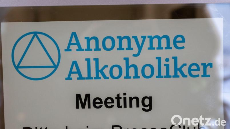 Die Anonymen Alkoholiker wollen auch an den Feiertagen eine Anlaufstelle für Hilfesuchende sein. (Illustration) Bild: Peter Kneffel/dpa