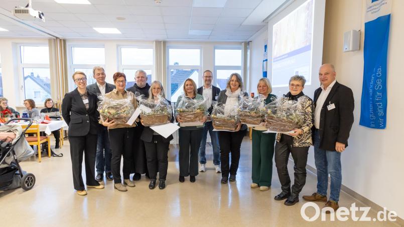 Insgesamt 87 Mitarbeitende werden im Krankenhaus St. Barbara in Schwandorf für ikre langjährige Treue ausgezeichnet. Unser Bild zeigt einen Teil von ihnen zusammen mit der Krankenhausleitung. Bild: Michael Vogl