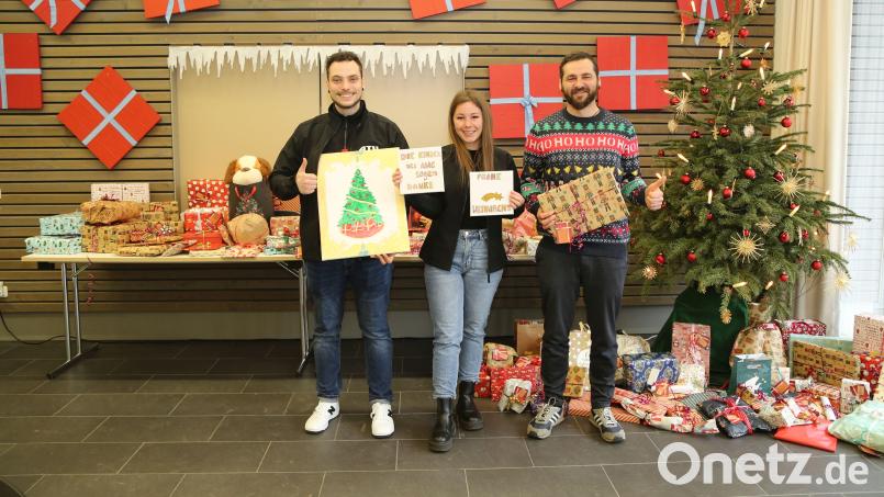 Die ATU Azubis Lucas Baum und Lena Neumann überreichen 111 Geschenke an Peter Wasel (rechts) vom Kinderhaus St. Elisabeth. Bild: ATU