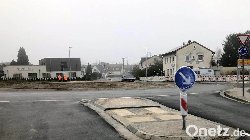 Der neue Kreisverkehr in Wiesau-Fichtenschacht ist nach monatelanger Bauzeit fertiggestellt. Bild: wro