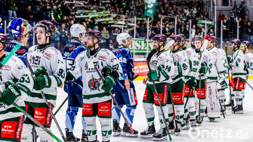 Die Blue Devils Weiden (blaue Trikots) hätten das zweite Aufeinandertreffen mit den Starbulls Rosenheim wegen einer anhaltenden Krankheitswelle gerne verlegt. Die Rosenheimer lehnten dies allerdings ab. Archivbild: Tobias Neubert