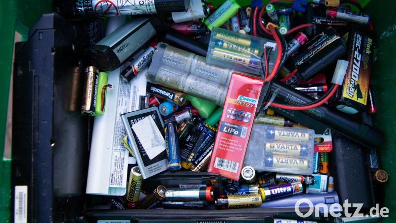 Alte Batterien müssen fachgerecht entsorgt werden. Bild: Christian Charisius/dpa