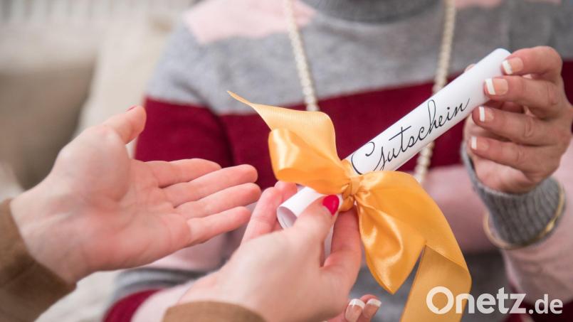 Seit Jahren zählen Gutscheine zu den beliebtesten Weihnachtspräsenten der Deutschen. Symbolbild: Christin Klose/dpa