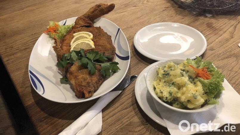 Schön dekoriert mit einer knusprigen Panade ist der Weihnachtskarpfen eine wahre Köstlichkeit. Bild: wro