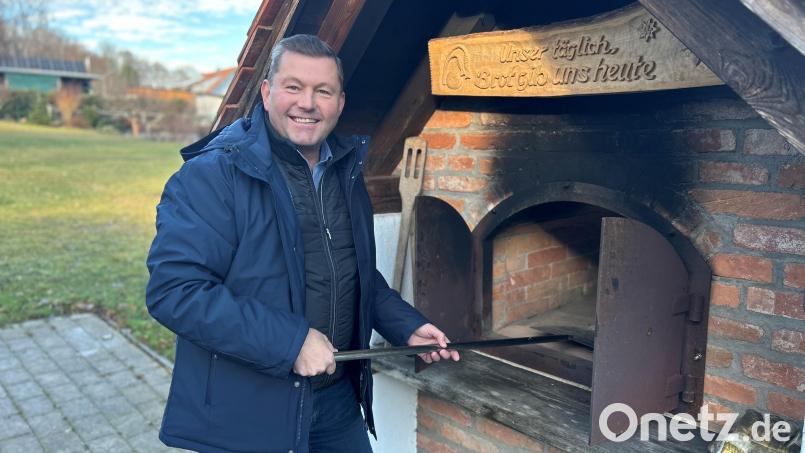 Rainer Rewitzer wird sich ab Mai 2026 wieder mehr um Familie, Haus und Garten (hier am Backofen) kümmern können. Der Pleysteiner Bürgermeister wird bei den Kommunalwahlen im März 2026 nicht für eine dritte Amtszeit antreten. Bild: ck