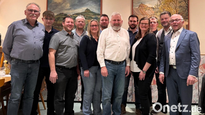 Die Wählerliste der CSU/ÜW stellt sich vor: Wendelin Leiter, Hannes Burucker, Jörg Schläger, Wolfgang Schäffler, Agnes Nitz, Tim Pühl , Bürgermeisterkandidat Karlheinz Schultes, Felix Kreuzer, Katharina Poisel, Michael Walter, Tim Preißinger und Wahlleiter Albert Nickl. Bild: CSU Neustadt am Kulm