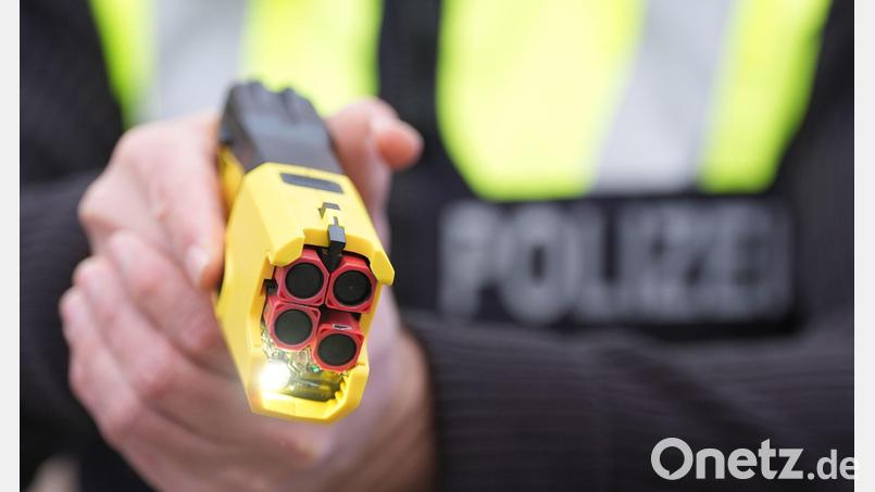 Elektroschockgeräte wirken oft schon bei ihrem reinen Anblick abschreckend. (Symbolbild) Bild: Marcus Brandt/dpa