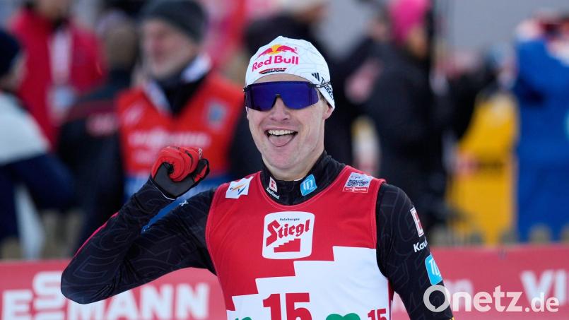 Vinzenz Geiger hat den deutschen Kombinierern den ersten Saisonsieg beschert. Bild: Matthias Schrader/AP/dpa