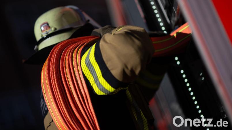 Feuerwehrleute löschen den Brand auf dem landwirtschaftlichen Anwesen (Symbolbild) Bild: Marijan Murat/dpa