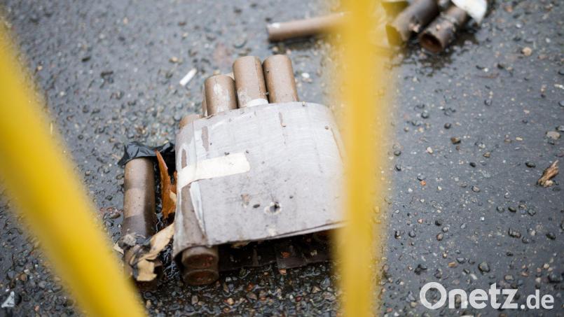 Durch den Heckenbrand entstand etwa 20.000 Euro Schaden. (Symbolbild) Bild: Sebastian Christoph Gollnow/dpa