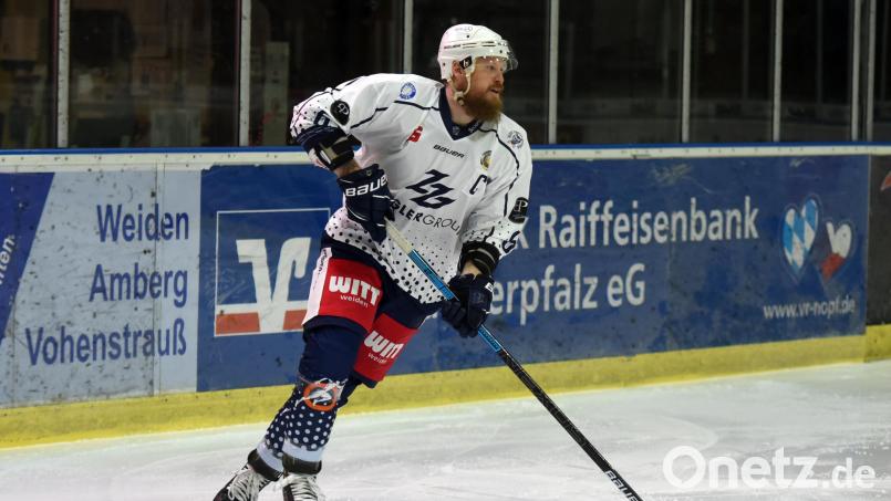 Hätte er wohl damals selbst nicht geglaubt: Ralf Herbst (hier im Jahr 2021) feierte gegen die Starbulls Rosenheim am Freitagabend sein Comeback für die Blue Devils Weiden. Archivbild: gb