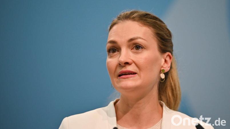 Nach dem Kompromiss zu den Krankenkassenbeiträgen fordert Bayerns Gesundheitsministerin Judith Gerlach (CSU) eine längerfristige Lösung.  Dabei dürfe es keine Denkverbote geben. (Archivbild) Bild: Katharina Kausche/dpa