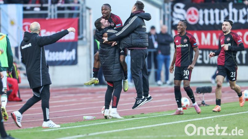 Ersatztorwart Christian Mathenia herzt den Torschützen zum 2:1, Mohamed Ali Zoma. Und Trainer Miroslav Klose hüpft mit. Der Club siegte gegen Hannover mit 2:1. Bild: Daniel Löb/dpa