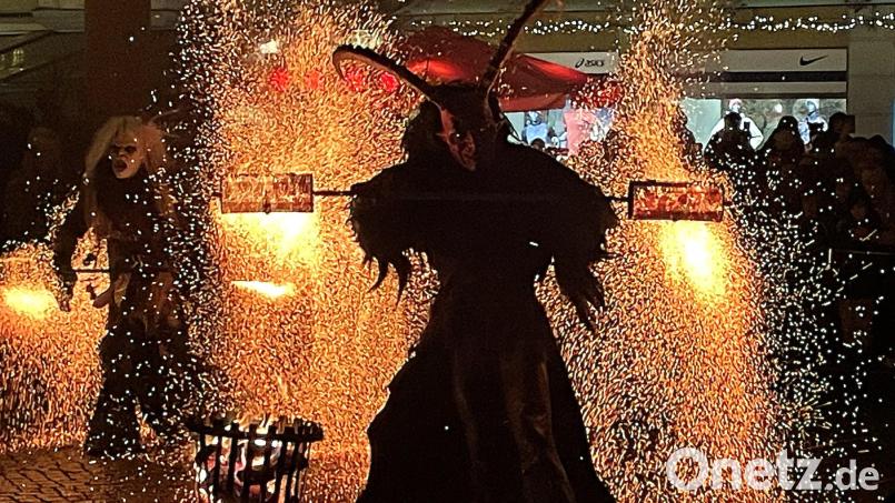 Die Funken sprühen, das Unheil nimmt seinen Lauf: Es geht heiß her auf dem Marktplatz, wenn die Oberpfälzer Schlossteufeln kommen. Bild: Susanne Schwab