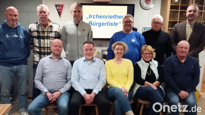 Dieses Team der überparteilichen „Irchenriether Bürgerliste“ tritt im März 2026 erstmals bei einer Kommunalwahl an. Stehend von links Mario Bohnenstengel, Roland Bodensteiner, Markus Gruber, Andreas Hartung, Josef Ram, Benjamin Ram; sitzend von links Peter Kappl, Markus Fillinger, Alexandra Grohmann, Sabine Hirnert und Wolfgang Lang. Im Bild fehlen Thomas Krapf und Eric Nowlin. Bild: Albert Gruber