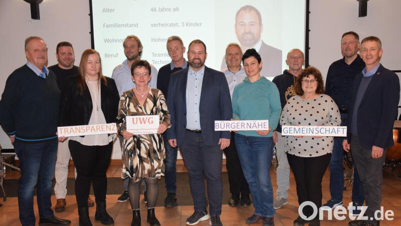 Mit einer strukturierten Liste wirbt die Unabhängige Wählergemeinschaft Hohenburg (UWG) bei der Kommunalwahl um Wählerstimmen. Zum Bürgermeisterkandidaten wurde einstimmig Robert Jung (vorne Bildmitte) gewählt. Dazu gratulierte Wahlleiter und Bürgermeister der Nachbargemeinde Ursensollen Albert Geitner (rechts). Bild: bö