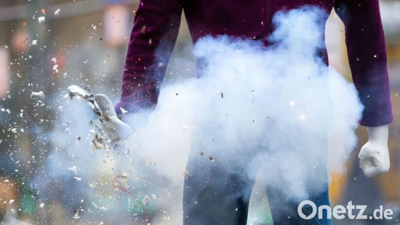 Ein illegaler Böller explodiert während einer Pressevorführung der Berliner Feuerwehr in der Hand einer Puppe. Die Polizei Waldsassen beschlagnahmte unter anderem sieben Kilo Böller. Symbolbild: Soeren Stache/dpa