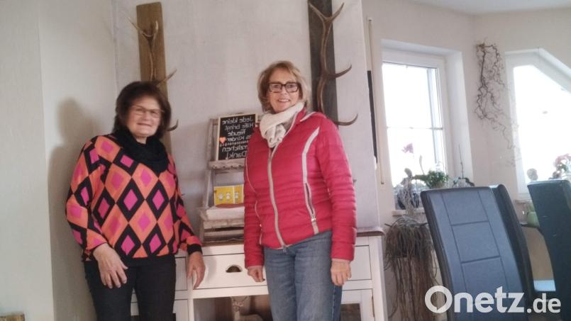 Zu ihrem 70. Geburtstag verzichtete Gerda Engelhardt (links) auf Sachgeschenke. Ihre Gäste füllten die aufgestellte Spendenbox mit 480 Euro. Sie rundete den Betrag auf 700 Euro auf und übergab diese Summe an Petra Waldhauser (rechts), der Vorsitzenden der Selbsthilfegruppe krebskranker Kinder Amberg-Sulzbach. Bild: Gerda Engelhardt