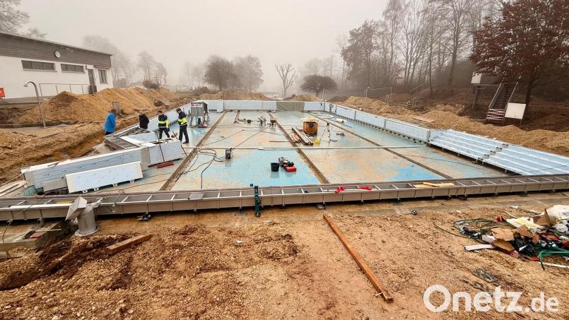 Die Arbeiten bei der Sanierung im Freibad Freudenberg laufen derzeit auf Hochtouren.. Bild: sche