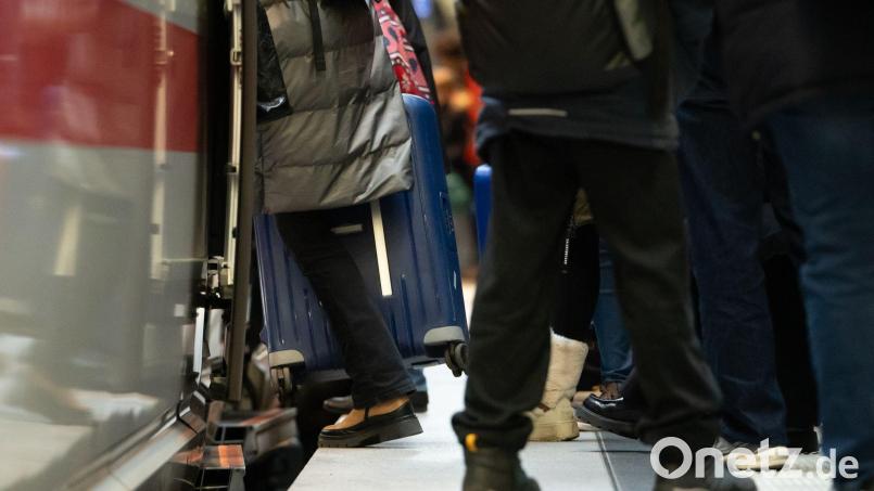 Über die Feiertage verreisen viele Menschen mit der Bahn. (Archivbild) Bild: Markus Lenhardt/dpa